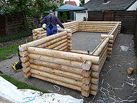 De opbouw van een ronde stammen hut