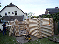 De opbouw van een ronde stammen hut