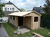 De opbouw van een ronde stammen hut