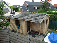 De opbouw van een ronde stammen hut